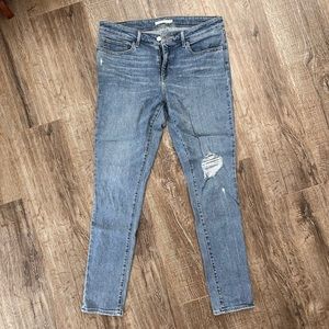 LEVIS 711 SKINNY 31 super comfortable and soft! Preloved. Great condition!